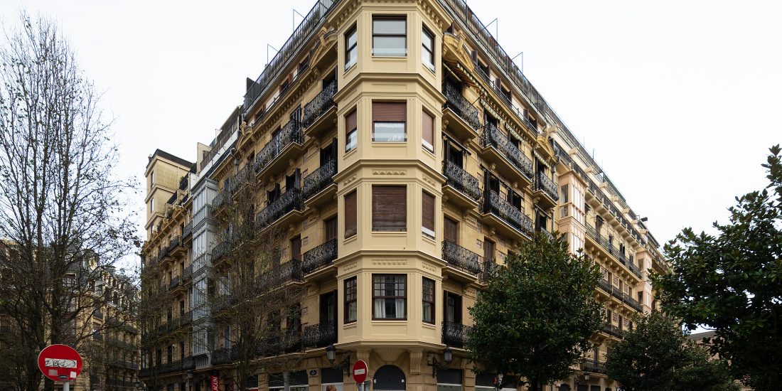 Rehabilitacion-fachada_piedra-arenisca_barandillas_reforma-fachada-tradicional_BASA-Arquitectura