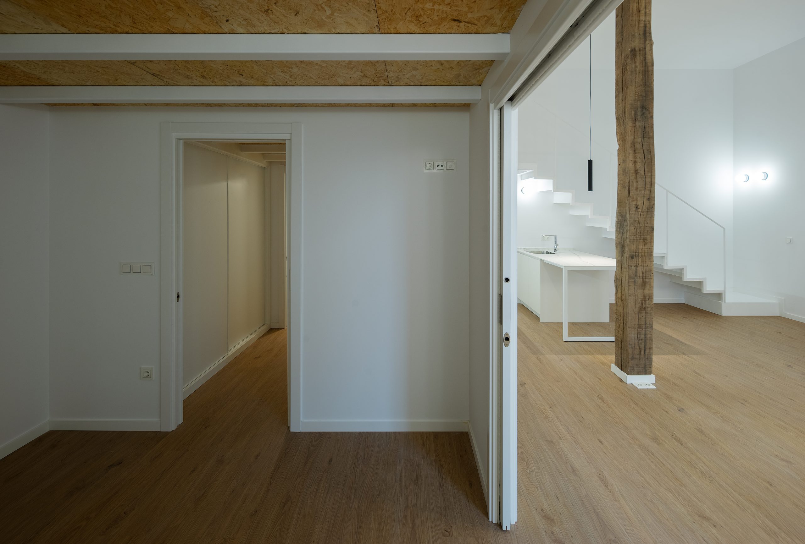 Reforma vivienda en Donostia, San Sebastian. Espacios diafanos abiertos. Vigas de madera vistas. BASA Arquitectura_3